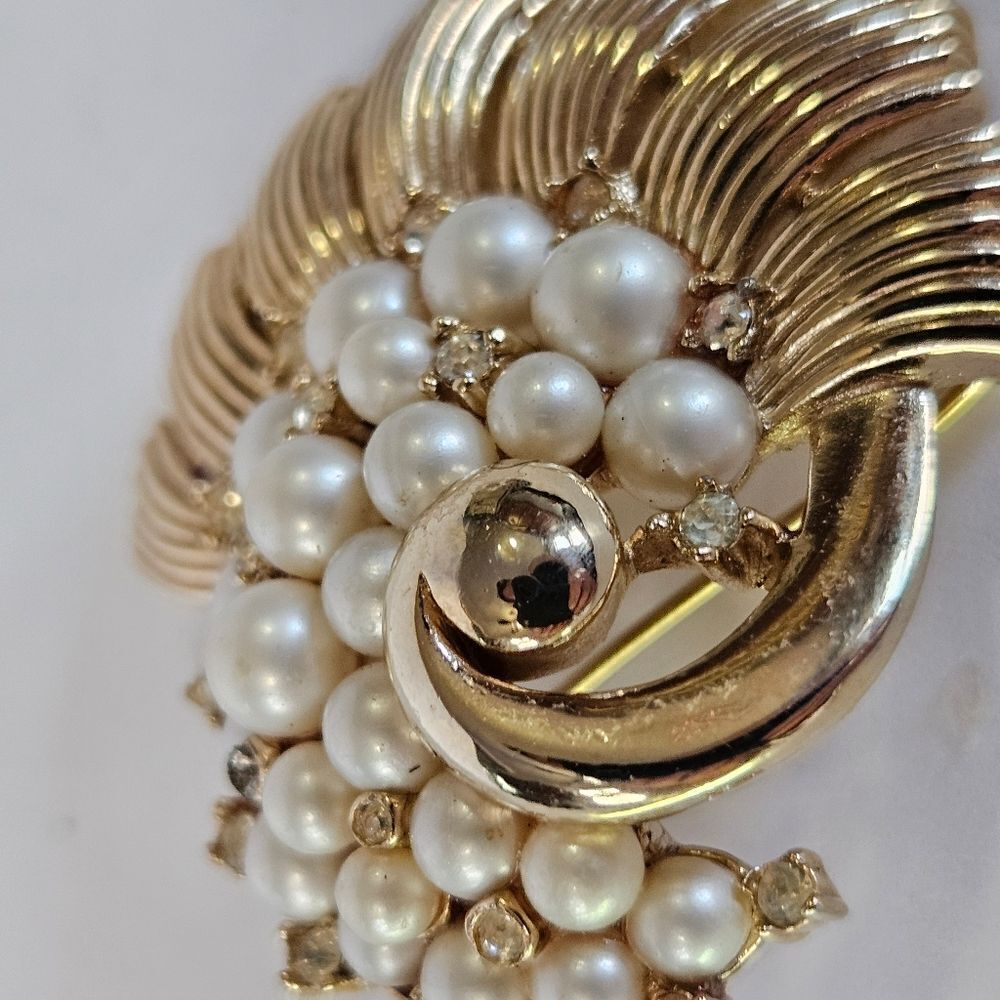 Vintage Signed Crown Trifari 1950s Alfred Philippe Faux Pearl Rhinestone Brooch - Picture 8 of 13